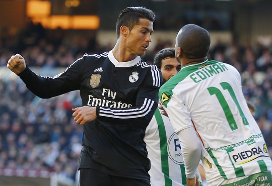 Ronaldo đánh nguội Edimar của Cordoba