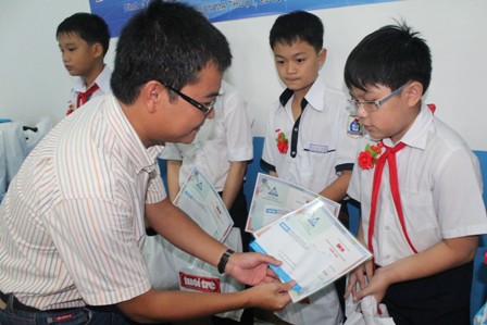 Đại diện Văn phòng Báo Tuổi trẻ tại Dak Lak trao học bổng cho học sinh nghèo vượt khó. Ảnh minh họa