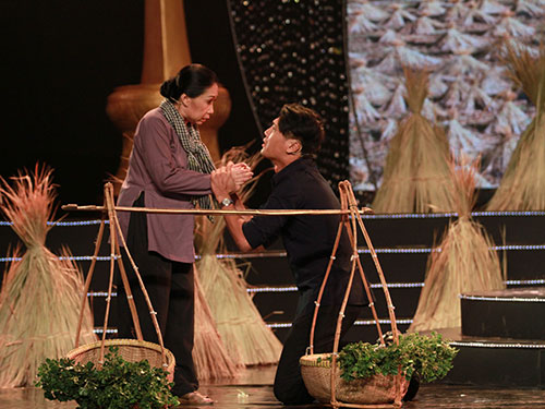 Nghệ sĩ Đàm Loan - Quang Tuấn - Diễm Phương qua trích đoạn vở kịch Cõng mẹ đi chơi