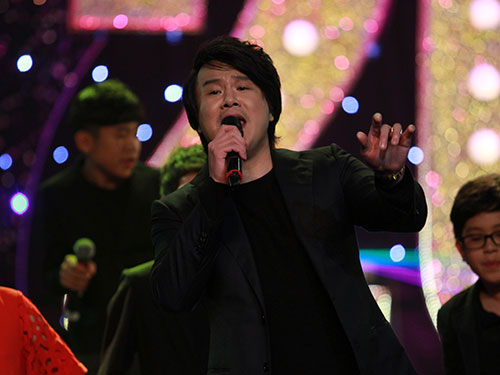 Ca sĩ - nhạc sĩ Thanh Bùi tham gia biểu diễn tại lễ trao giải
