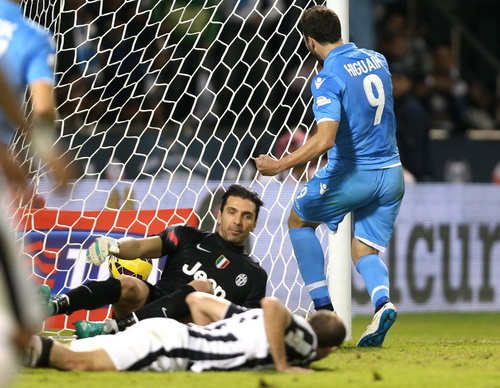Tevez thất vọng sau quả đá phạt luân lưu đầu tiên. Anh ghi cú đúp trong giờ đấu chính cho Juventus