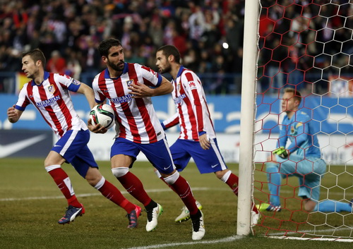 Raul Garcia sút thắng quả phạt đền, đưa Atletico vượt lên lần thứ hai trong trận