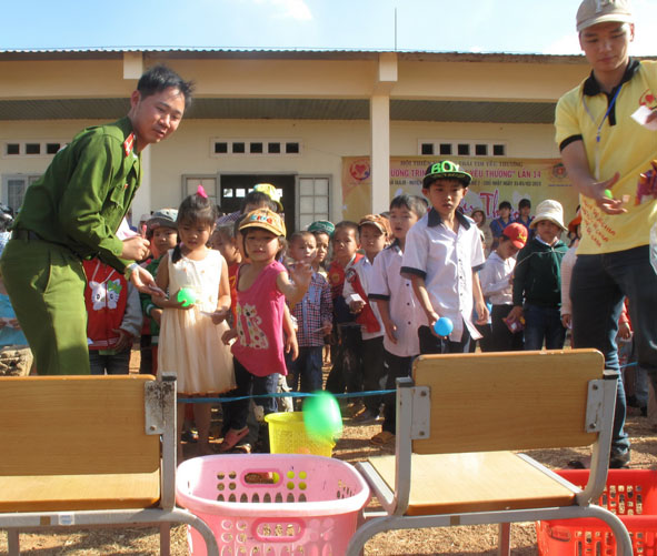  Các tình  nguyện viên và chiến sĩ công an  phối hợp  tổ chức những  hoạt động  vui chơi  cho các em học sinh.
