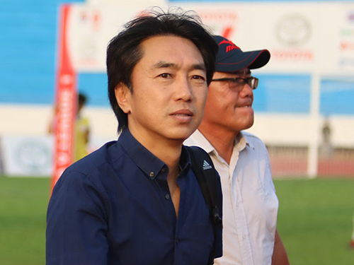 HLV Miura trên sân Đồng Nai theo dõi trận chủ nhà gặp Cần Thơ ở vòng 4 Toyota V-League 2015.Ảnh: Quang Liêm