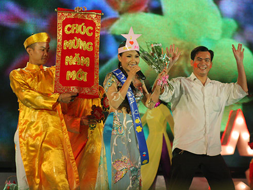 Ca sĩ Cẩm Ly biểu diễn trong chương trình Mai Vàng chào Xuân phục vụ công nhân. (Ảnh tư liệu của Báo Người Lao Động)