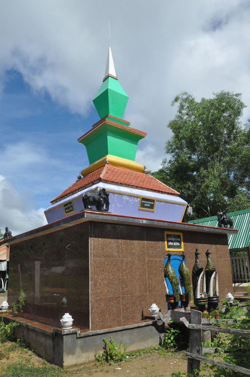 Lăng mộ Vua voi Ama Kông.