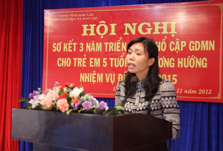 Phó trưởng Phòng GD-ĐT huyện Lak Bùi Thị Trí Huệ chia sẻ những khó khăn thực hiện công tác PCGDMN trẻ 5 tuổi