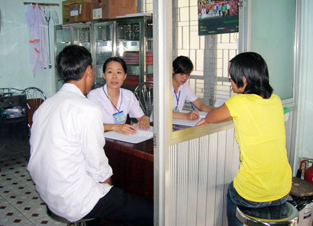 Hướng dẫn cách chăm sóc, điều trị cho người nhiễm HIV tại Trung tâm phòng chống HIV/AIDS tỉnh. 