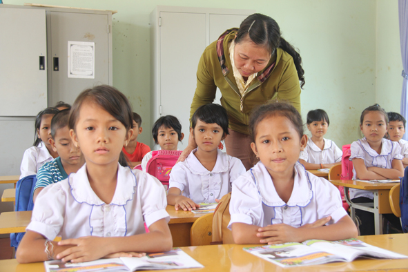 Học sinh lớp 2A Trường Tiểu học Nơ Trang Lơng (xã Ea Tiêu,  huyện Cư Kuin) trong giờ học tiếng Việt.