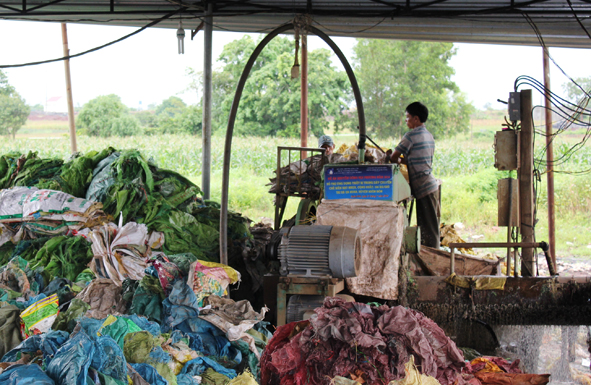 Sản xuất hạt nhựa từ rác thải tại cơ sở Minh Chiến (xã Ea Huar, huyện Buôn Đôn).