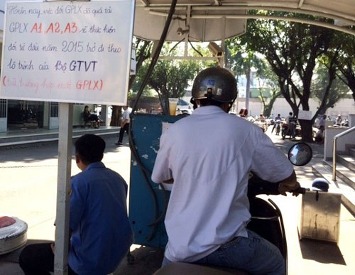 Số người chờ đến lượt đổi giấy phép lái xe tại địa chỉ 111 Tân Sơn Nhì, quận Tân Phú, TP HCM đã ít hơn trước