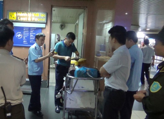 Kiểm tra an ninh tại sân bay quốc tế Nội Bài. Ảnh: Tô Hà