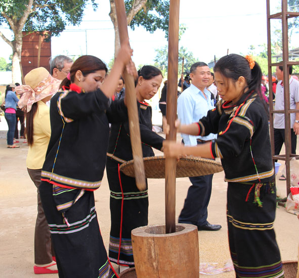 Các nghệ nhân tham gia Ngày Hội văn hóa - thể thao các thôn, buôn đồng bào dân tộc thiểu số TP. Buôn Ma Thuột năm 2014.