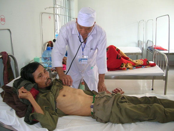 Khám và điều trị cho bệnh nhân lao tại Bệnh viện Lao và bệnh phổi tỉnh.