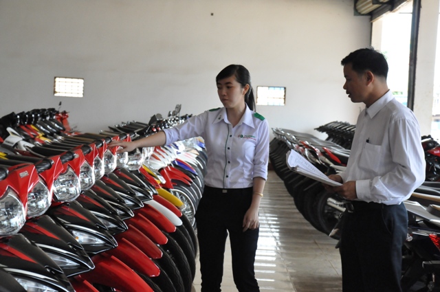 Cán bộ thuế (phải) đang kiểm tra tại một doanh nghiệp trên địa bàn huyện Cư Kuin