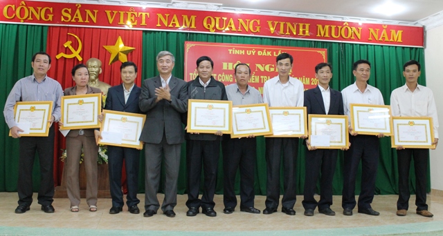Ủy viên Thường vụ, Chủ nhiệm UBKT Tỉnh ủy Trần Ngọc Tuấn trao giấy khen tặng các đơn vị hoàn thành xuất sắc nhiệm vụ năm 2014.