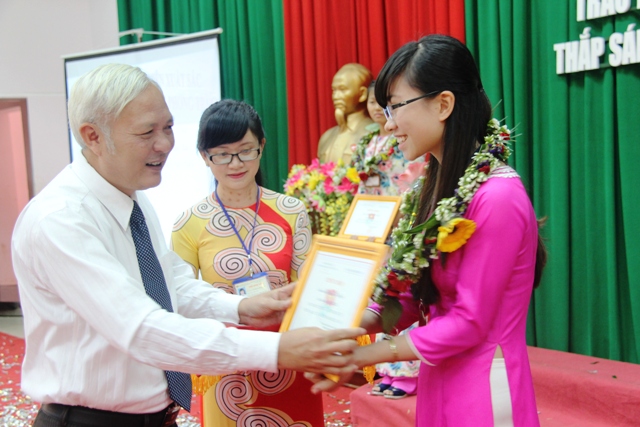 Hiệu trưởng Trường Đại học Tây Nguyên Nguyễn Tấn Vui trao thưởng sinh viên xuất sắc trong học tập, công tác Đoàn năm 2014
