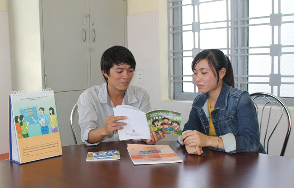Chủ nhiệm CLBTHN thôn 1 xã Hòa Tiến Nguyễn Hữu Tuấn cùng thành viên CLB tìm hiểu kiến thức về sức khỏe sinh sản.