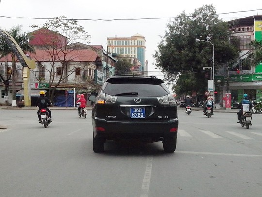 Chiếc xe Toyota Lexus mang biển số 36 - 6789 đang vi vu trên đường phố Thanh Hóa - Ảnh: A.C.