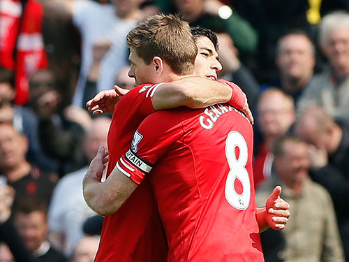 Steven Gerrard và Suarez chúc mừng chiến thắng, đưa Liverpool chạm một tay vào cúp vô địch ngoại hạng Anh Ảnh: REUTERS