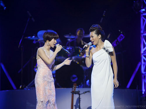 Ca sĩ Hà Trần (phải) và ca sĩ Uyên Linh trình diễn trong chương trình In the spotlight Ảnh: NGUYỄN VIỆT ĐỨC