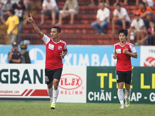 Hữu Phát (trái) và Kiên Trung là 2 trong số 6 cầu thủ Đồng Nai vừa bị bắt giam tại Hà Nội vì cá độ và tham gia dàn xếp tỉ số trận thua Than Quảng Ninh 3-5  Ảnh: QUANG LIÊM