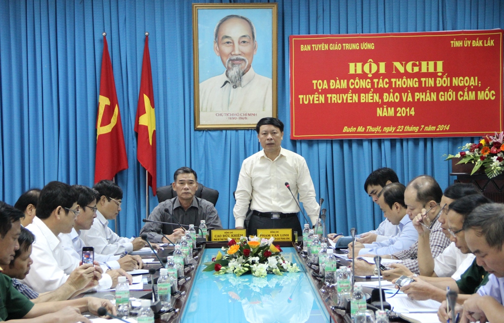 DĐồng chí Phạm Văn Linh và Cao Đức Khiêm đồng chủ trì hội nghị