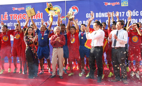 Đội PVF trong buổi lễ nhận cúp vô địch
