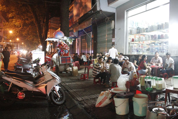 Một góc chợ đêm tự phát tại đường N'Trang Lơng hoạt động khá sôi nổi.