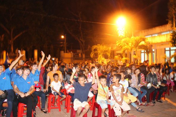 Một buổi tuyên truyền trực quan về an toàn giao thông tại xã Cư Êbur (TP. Buôn Ma Thuột). Trong ảnh: Người dân hăng hái tham gia phần hỏi đáp có thưởng.