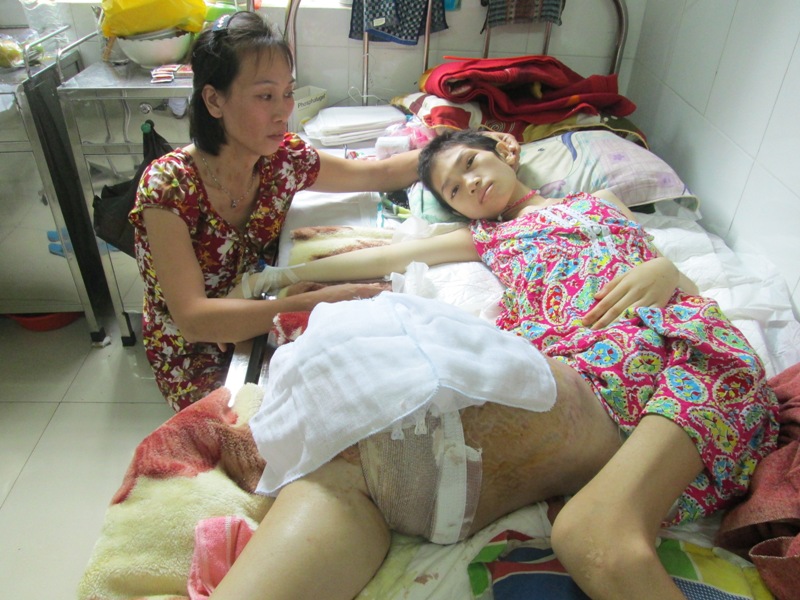 Hai mẹ con em Trần Thị Bích bên giường bệnh
