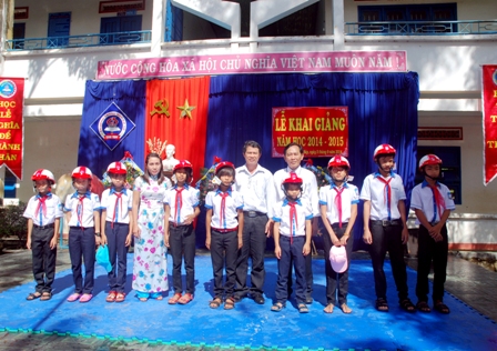 Đại diện Ban ATGT tỉnh tặng mũ bảo hiểm cho các em học sinh Trường THCS Quang Trung, huyện Ea Súp.