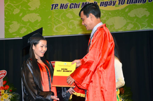 Sau nhiều “sóng gió”, sinh viên Trường ĐH Hùng Vương (TP HCM) đã được nhận bằng tốt nghiệp trong tháng 8-2014										Ảnh: TẤN THẠNH