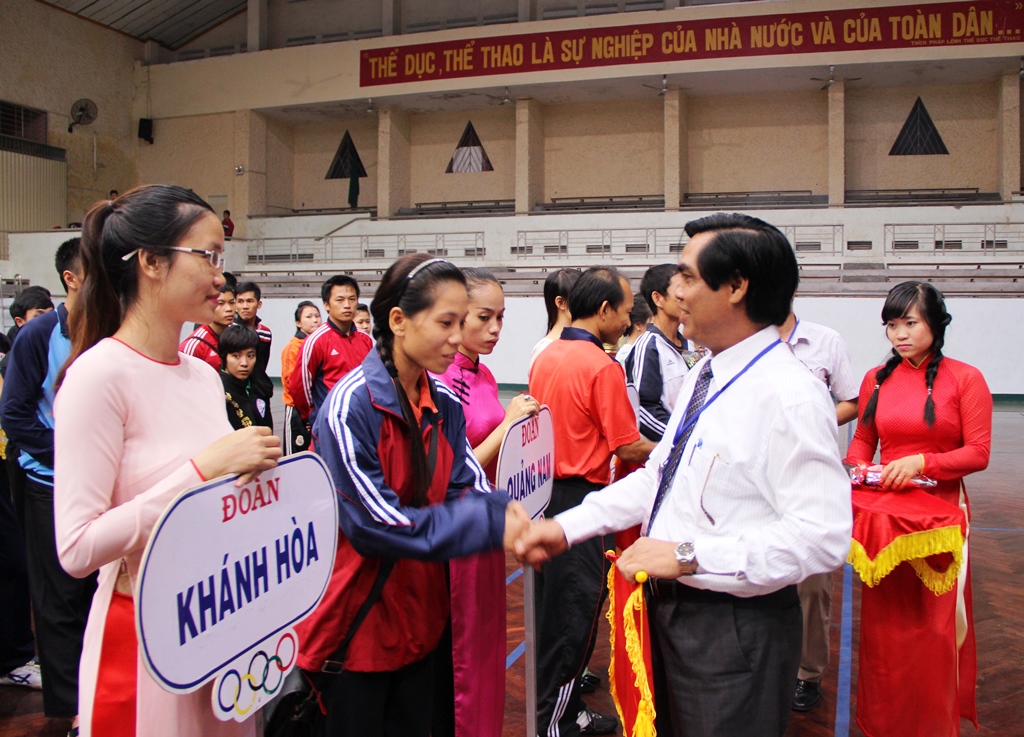 Giám đốc Sở VH-TT-DL Dak Lak Y Wái Byă tặng cờ lưu niệm các đoàn VĐV.