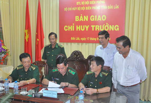Thủ trưởng Bộ Tư lệnh Bộ đội Biên phòng và lãnh đạo  chính quyền địa phương chứng kiến ký bàn giao.