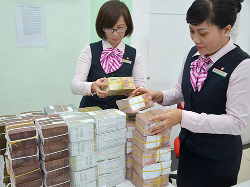 Nhân viên Ngân hàng Việt Nam Thịnh Vượng (VPBank) kiểm ngân. Ảnh: Tấn Thạnh