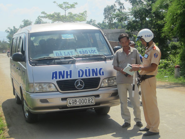 Lực lượng CSGT (Công an huyện Lak) kiểm tra giấy phép  lái xe ô tô vận tải khách trên Quốc lộ 27