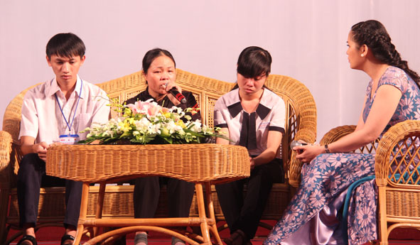 Mẹ em Nguyễn Thị Hằng (thứ 2 từ trái sang) chia sẻ câu chuyện vượt khó nâng ước mơ  cho con đến giảng đường đại học.
