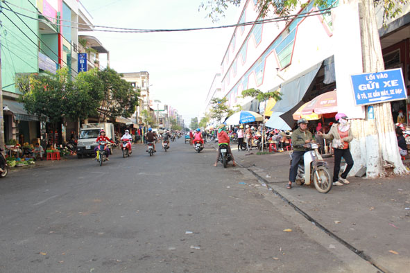 Với sự quyết liệt của cơ quan chức năng thành phố Buôn Ma Thuột  và phường Tân Tiến, tình trạng buôn bán ngay dưới lòng đường Điện Biên Phủ  đã được chấm dứt  (ảnh chụp lúc 16 giờ, ngày 20-1).  
