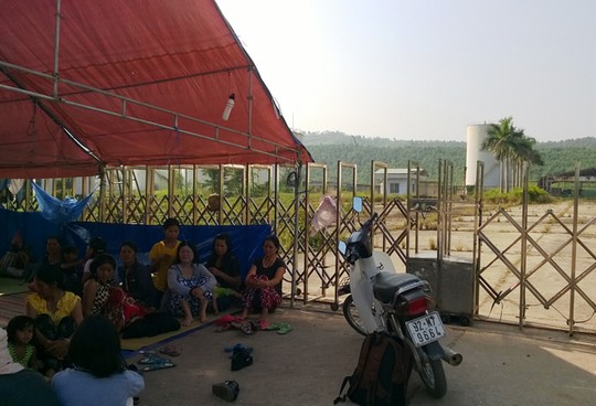 Người dân dựng lều trước cổng nhà máy Cồn Etthanol để đòi nợ Ảnh: Tiểu Uyên