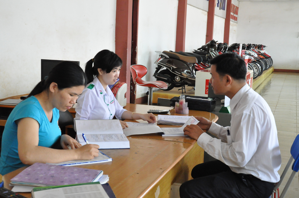 Cán bộ Chi cục Thuế huyện Cư Kuin kiểm tra tại một cơ sở kinh doanh trên địa bàn