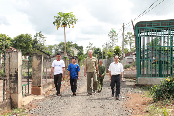 Bí thư Đảng ủy xã Ea M’nang Phạm Đức Hạnh (người đầu tiên, bên phải)  và các cán bộ, đảng viên thôn 1A đi thăm một con đường mới làm.