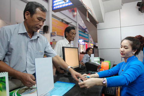 Hành khách mua vé điện tử thì không cần phải ra ga để lấy vé như hành khách này Ảnh: Hoàng Triều