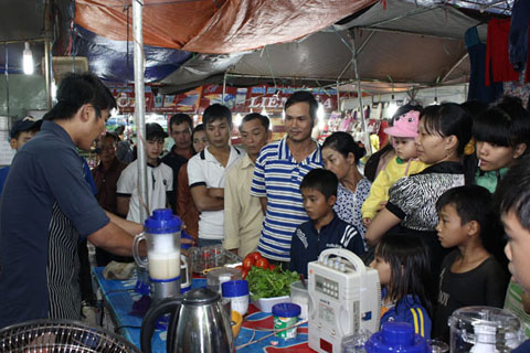 Người tiêu dùng nghe tư vấn mua hàng hóa tại phiên chợ hàng Việt  tổ chức ở huyện Buôn Đôn năm 2014.