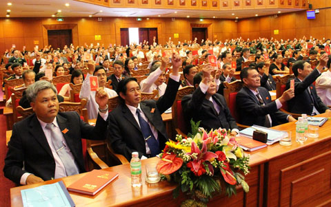 Các đại biểu biếu quyết danh sách, số lượng bầu Ban Chấp hành Đảng bộ tỉnh khóa XVI