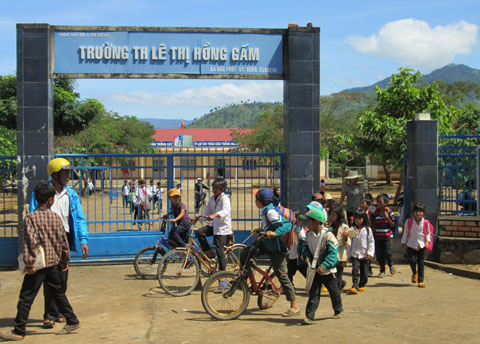 Học sinh Trường Tiểu học Lê Thị Hồng Gấm (xã Đắk Phơi) giờ tan trường.