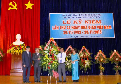 Bí thư Tỉnh ủy Êban Y Phu và Phó Chủ tịch UBND tỉnh Mai Hoan Niê Kdăm tặng hoa mừng Ngày Nhà giáo Việt Nam cho đại diện Sở GD&ĐT