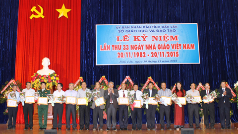 Thay mặt Bộ GD&ĐT, đại diện Sở GD&ĐT Đắk Lắk tặng Kỷ niệm chương Vì sự nghiệp giáo dục cho đại diện 874 cá nhân thuộc tỉnh Đắk Lắk đã có công lao đóng góp cho sự nghiệp giáo dục và đào tạo của đất nước.