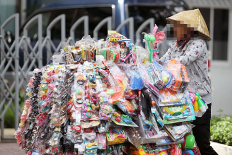 Đồ chơi Trung Quốc, sản phẩm dành cho trẻ không rõ nguồn gốc, được bán tràn lan ở TP HCM Ảnh: HOàng Triều