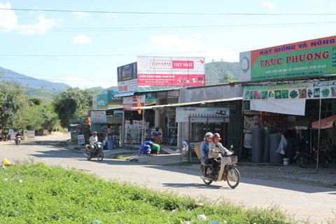 Các điểm kinh doanh, buôn bán tại trung tâm xã Cư Đrăm (huyện Krông Bông) khá sầm uất. 